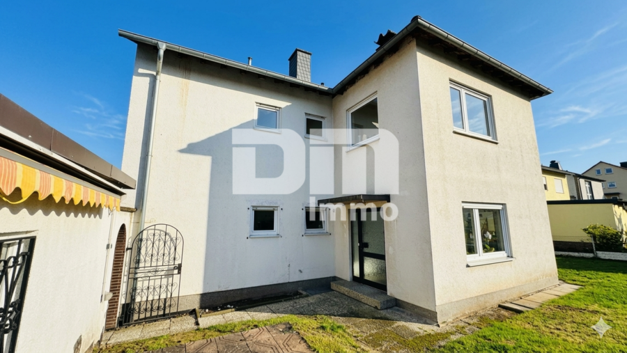 Gepflegtes Ein / Zweifamilienhaus mit Doppelgarage in begehrter Ortsrandlage von Zierenberg - Rückansicht / 2. Zugang